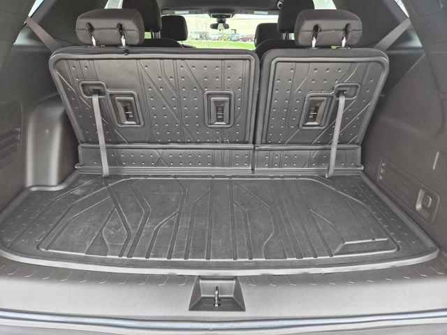 Used 2023 Chevrolet Traverse LT FWD image 11