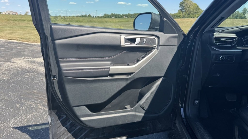 Used 2023 Ford Explorer XLT w/ Equipment Group 202A image 9