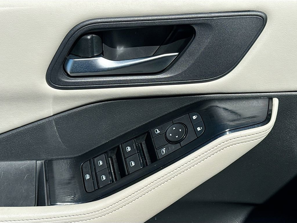 Used 2025 Nissan Rogue SV image 21