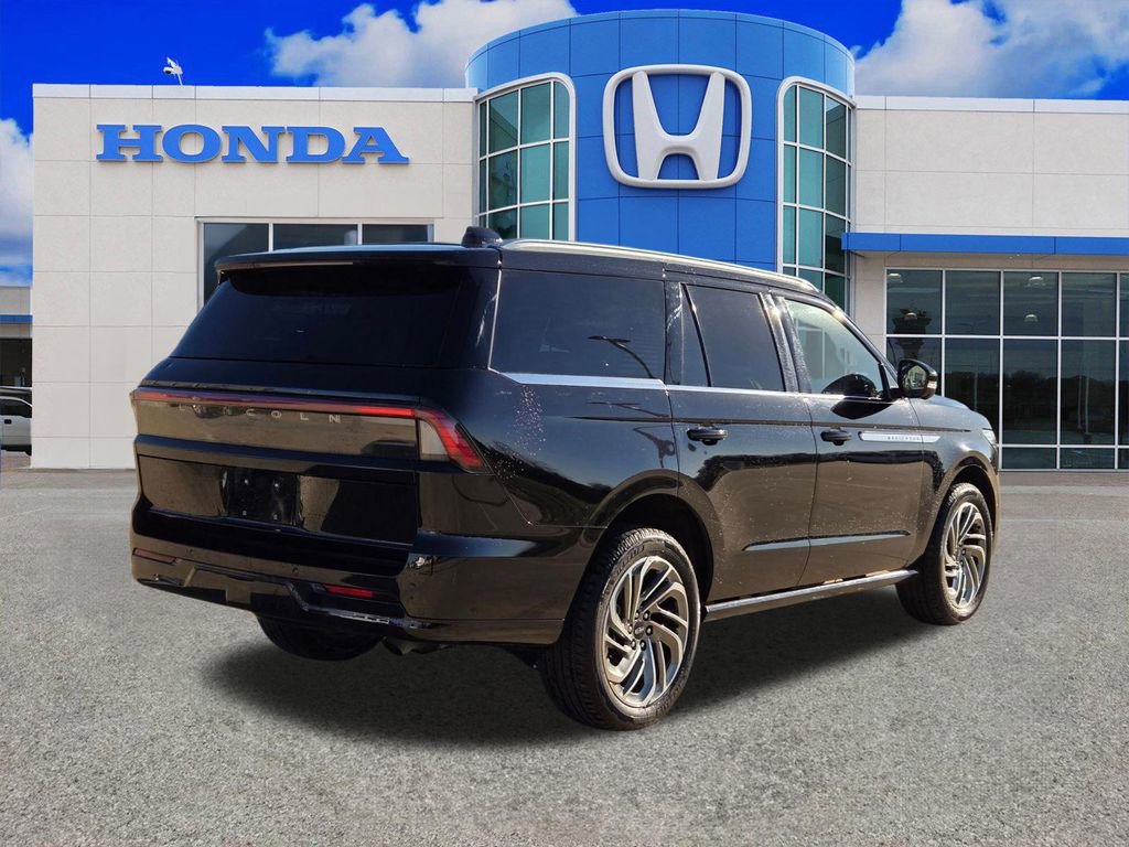 Used 2025 Lincoln Navigator Reserve image 3