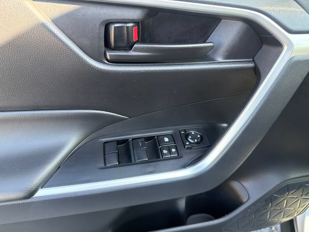 Used 2025 Toyota RAV4 LE AWD/4WD image 15