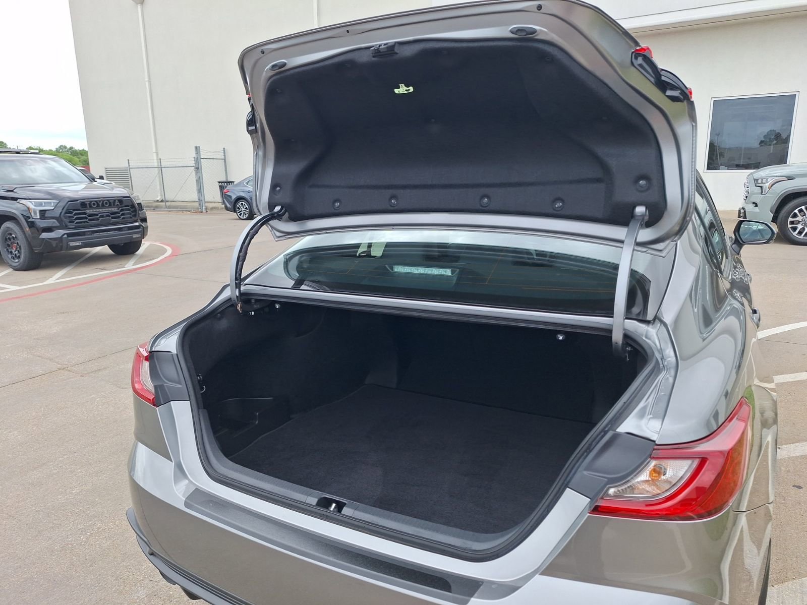 Used 2025 Toyota Camry SE w/ Convenience Package FWD image 35