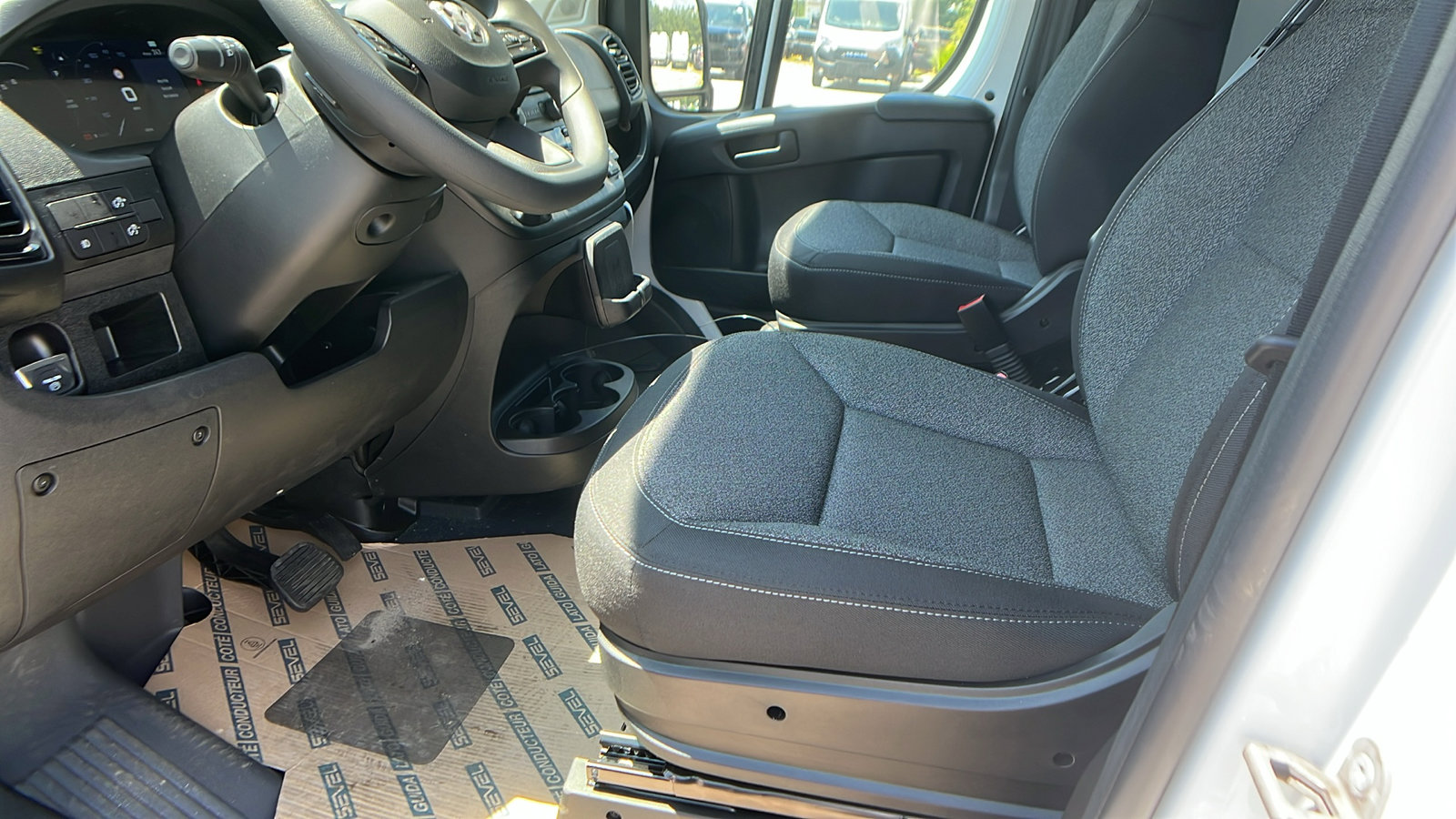 New 2025 RAM ProMaster 3500 w/ Premium Convenience Group FWD image 17