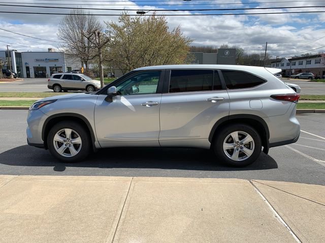 Used 2025 Toyota Highlander LE AWD/4WD image 6