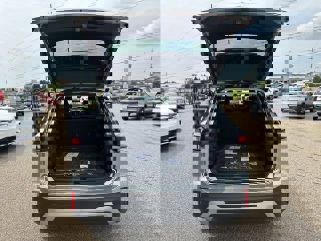 New 2025 Volkswagen Tiguan SE image 17