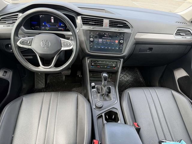 Used 2022 Volkswagen Tiguan SE w/ Panoramic Sunroof Package AWD/4WD image 11