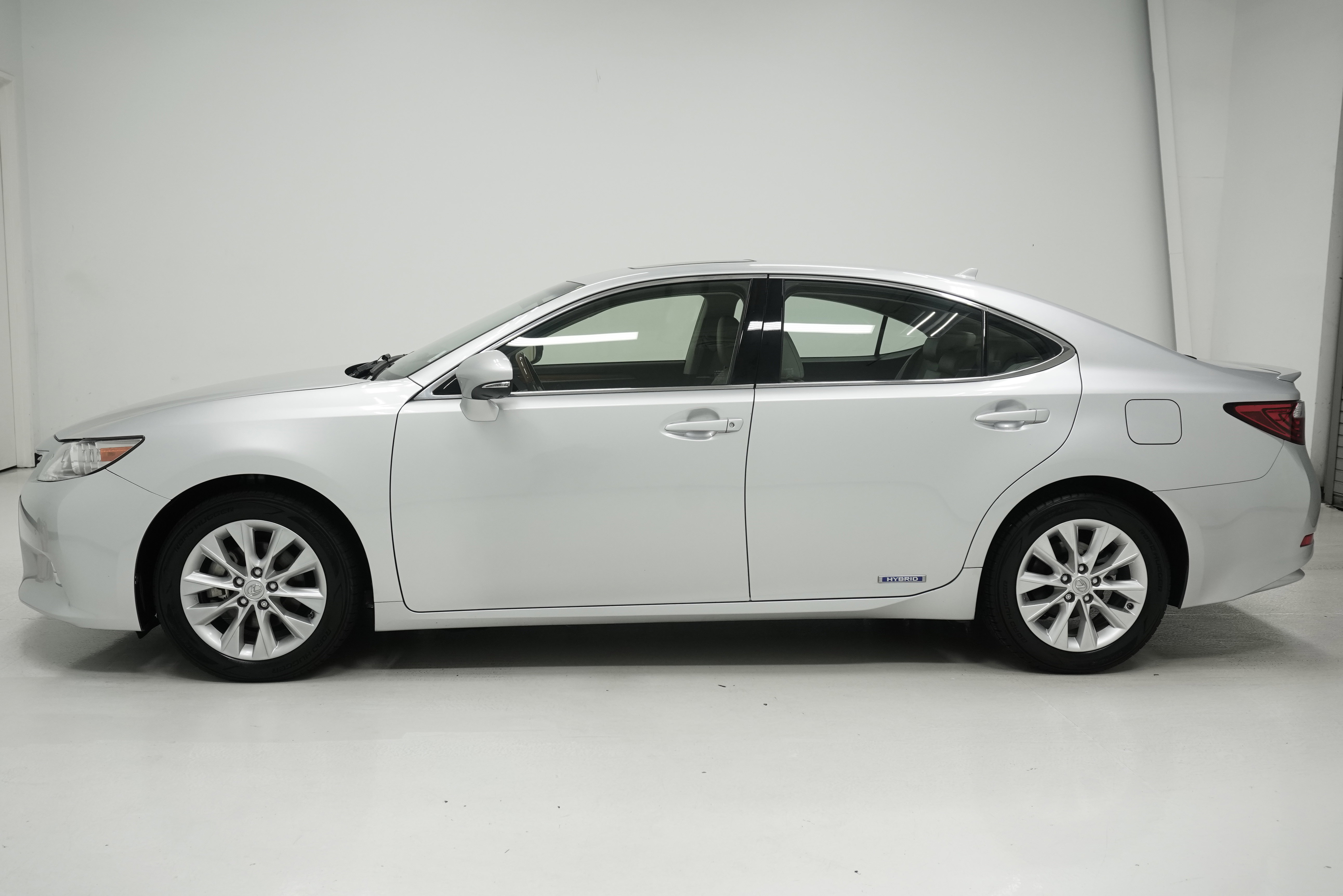 Used 2013 Lexus ES 300h w/ Luxury Pkg FWD image 7