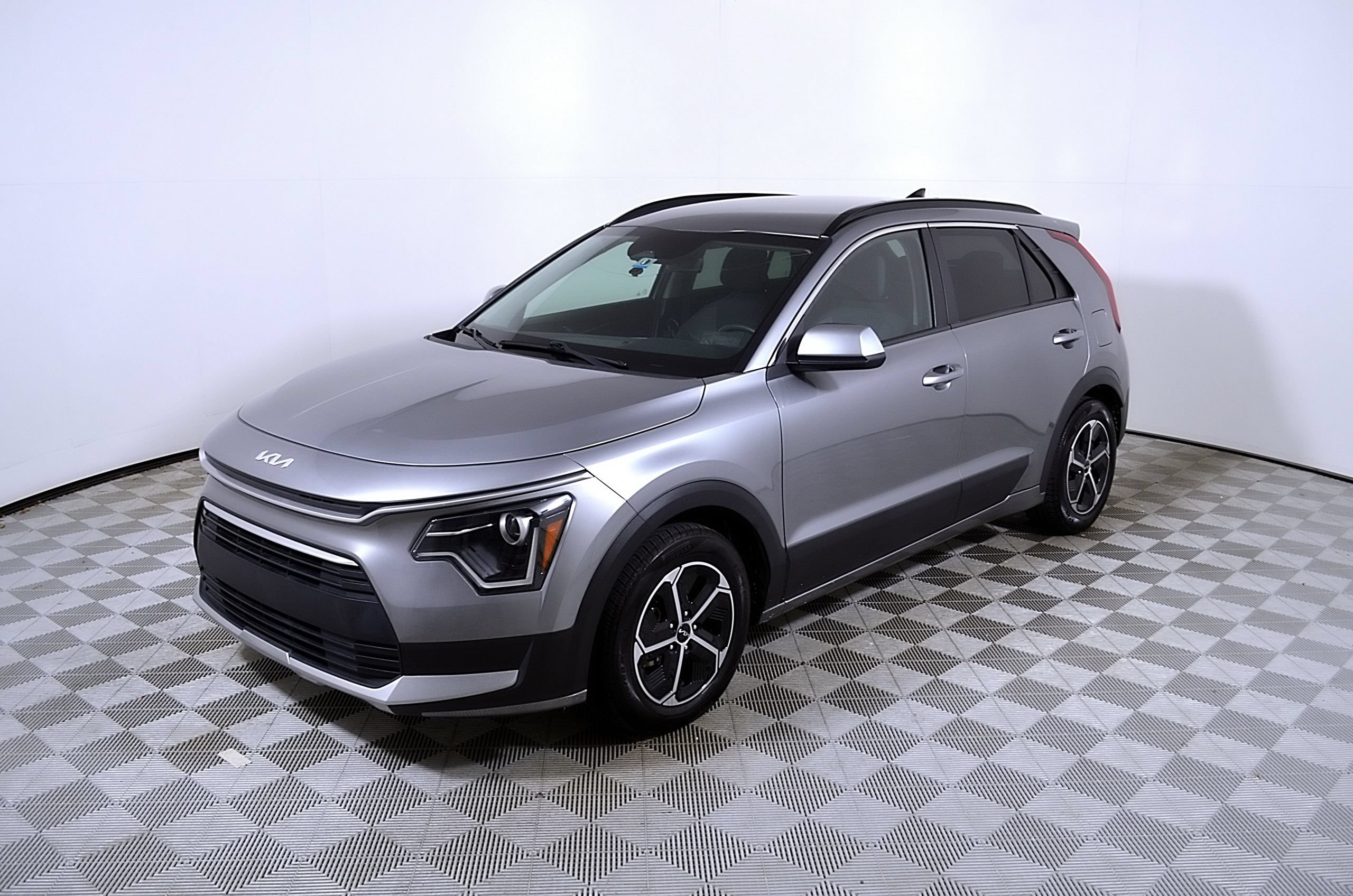 Used 2023 Kia Niro LX FWD image 3