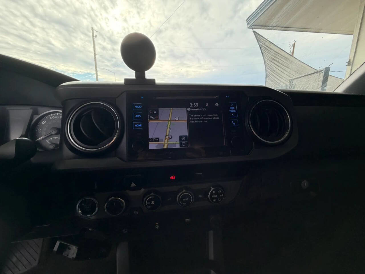 Used 2017 Toyota Tacoma TRD Sport w/ Tow Package (A/T) image 9