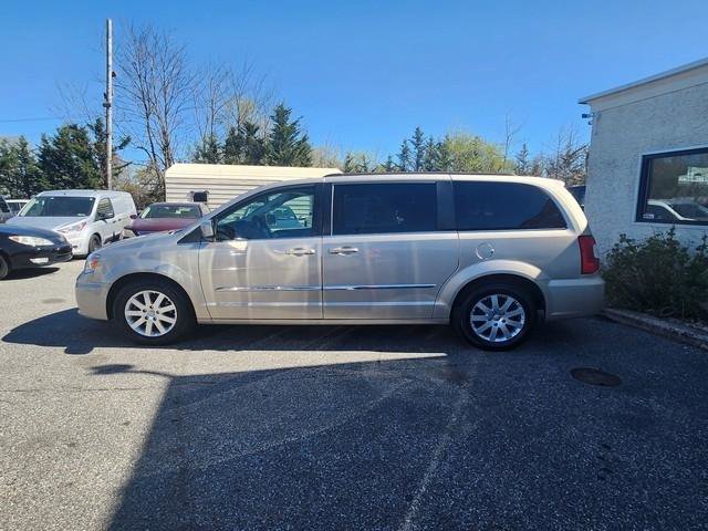 Used 2015 Chrysler Town & Country Touring FWD image 4