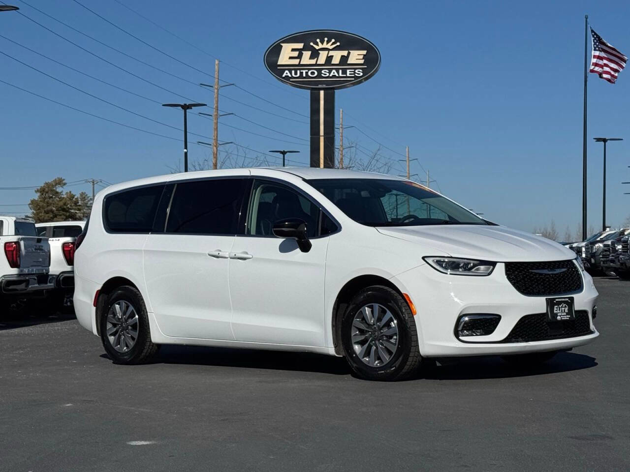 Used 2024 Chrysler Pacifica Limited image 1