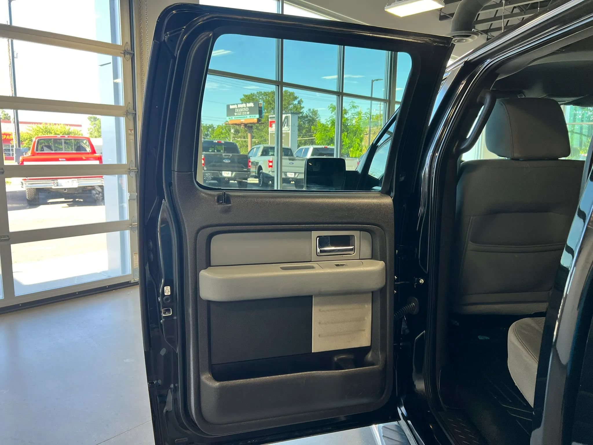 Used 2011 Ford F150 XLT w/ XLT Chrome Pkg AWD/4WD image 17