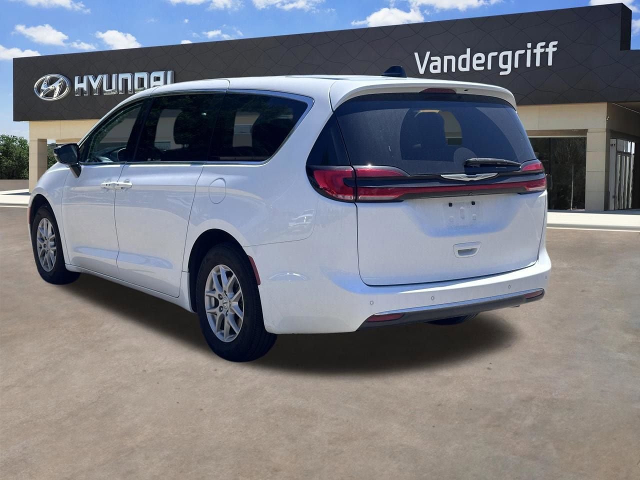 Used 2024 Chrysler Pacifica Touring-L FWD image 10