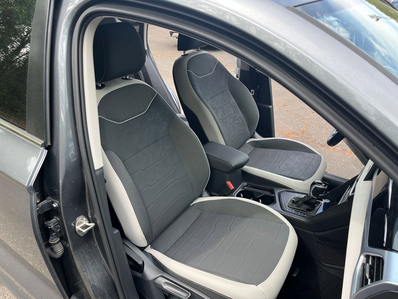 Used 2025 Volkswagen Taos SE image 37