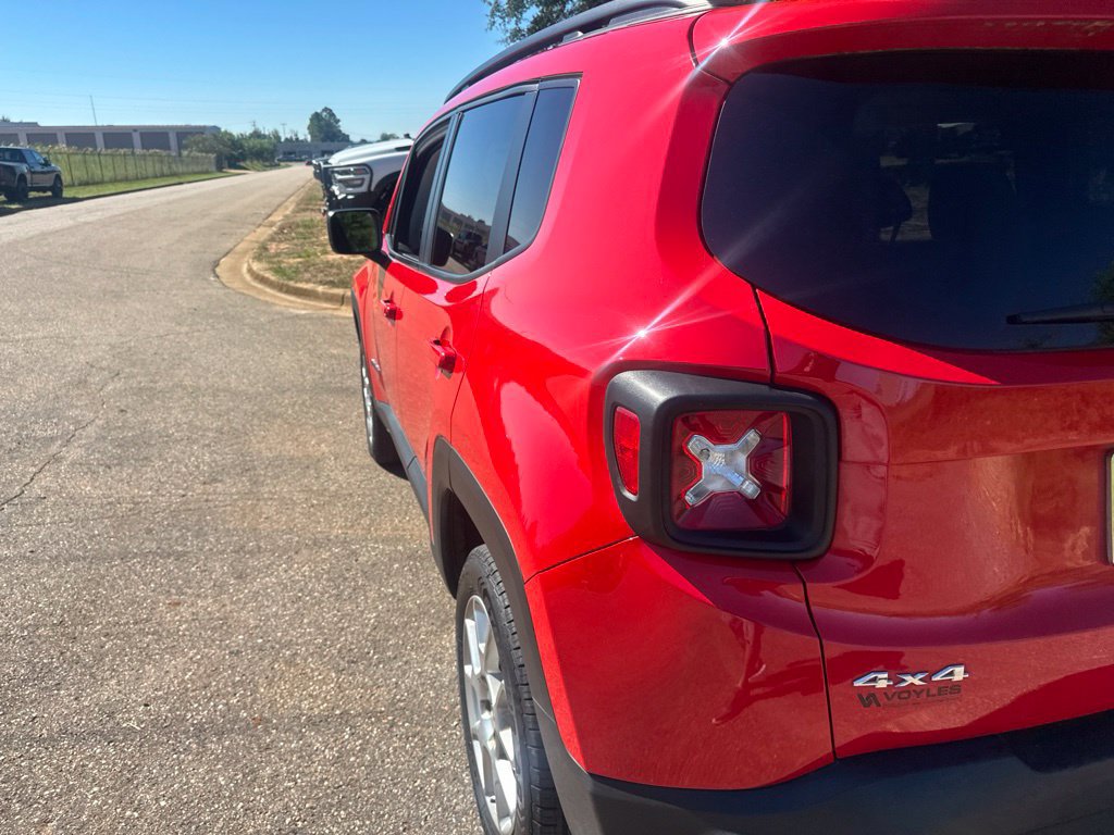 Used 2022 Jeep Renegade Latitude w/ Sun/Sound Group AWD/4WD image 9