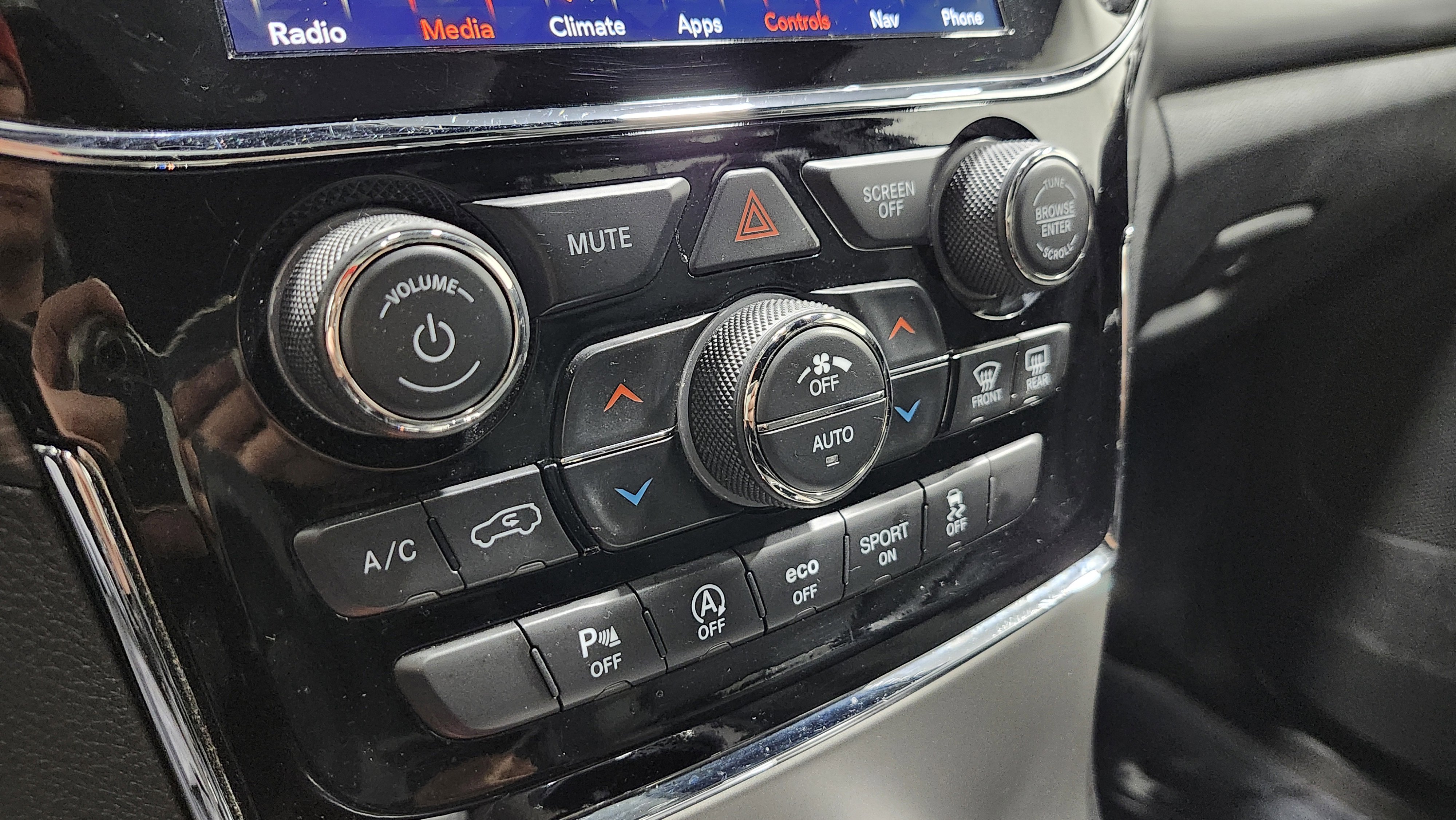 Used 2019 Jeep Grand Cherokee Altitude image 30