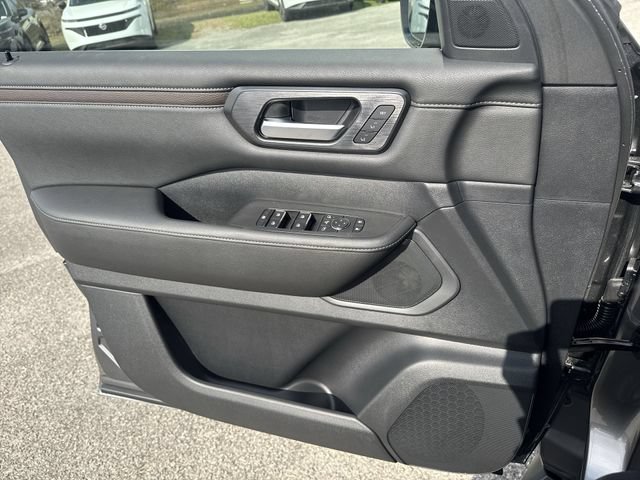 Used 2025 Nissan Armada SL AWD/4WD image 28
