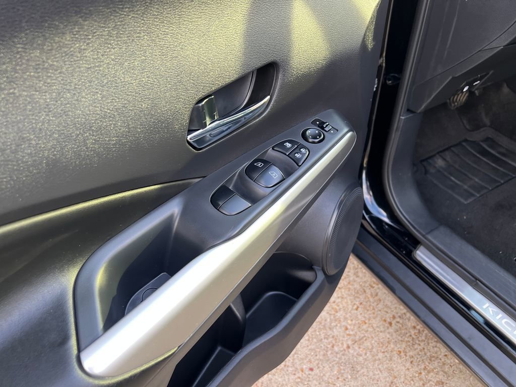 Used 2019 Nissan Kicks SR w/ SR Premium Package FWD image 12