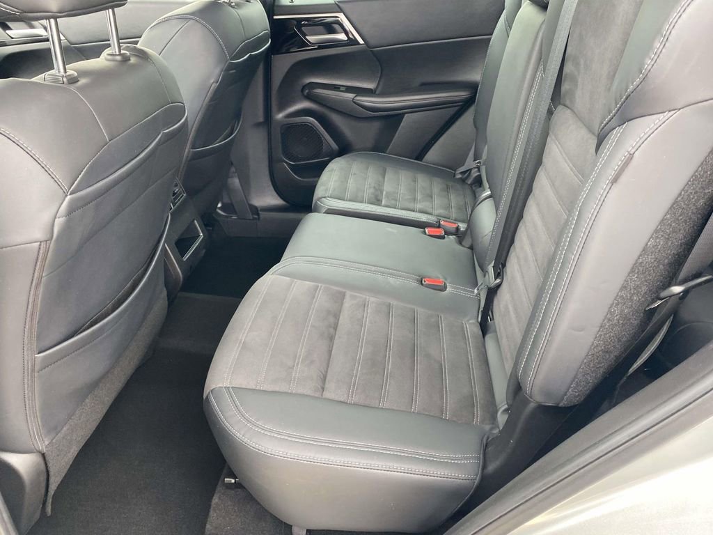 Used 2023 Mitsubishi Outlander SE image 46