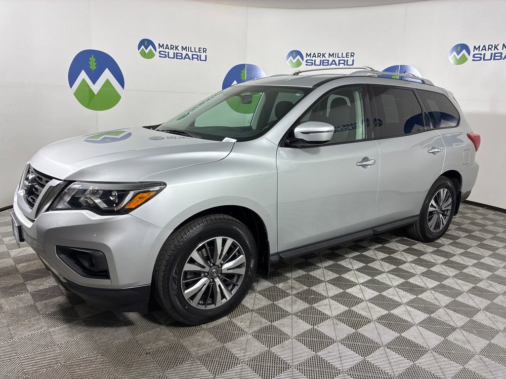 Used 2017 Nissan Pathfinder SV image 3