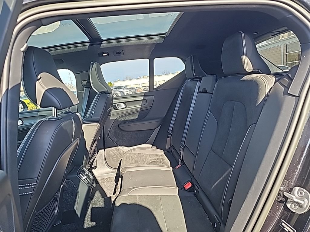 Used 2023 Volvo XC40 Recharge Plus image 11