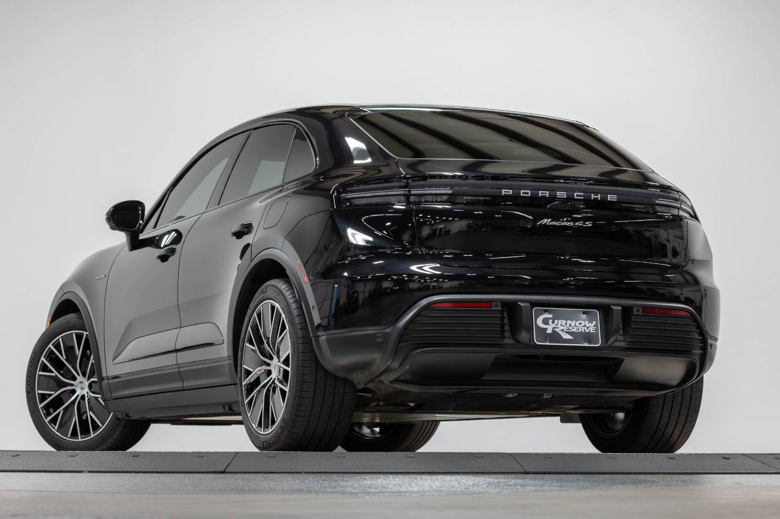 Used 2025 Porsche Macan 4S Electric AWD/4WD image 32