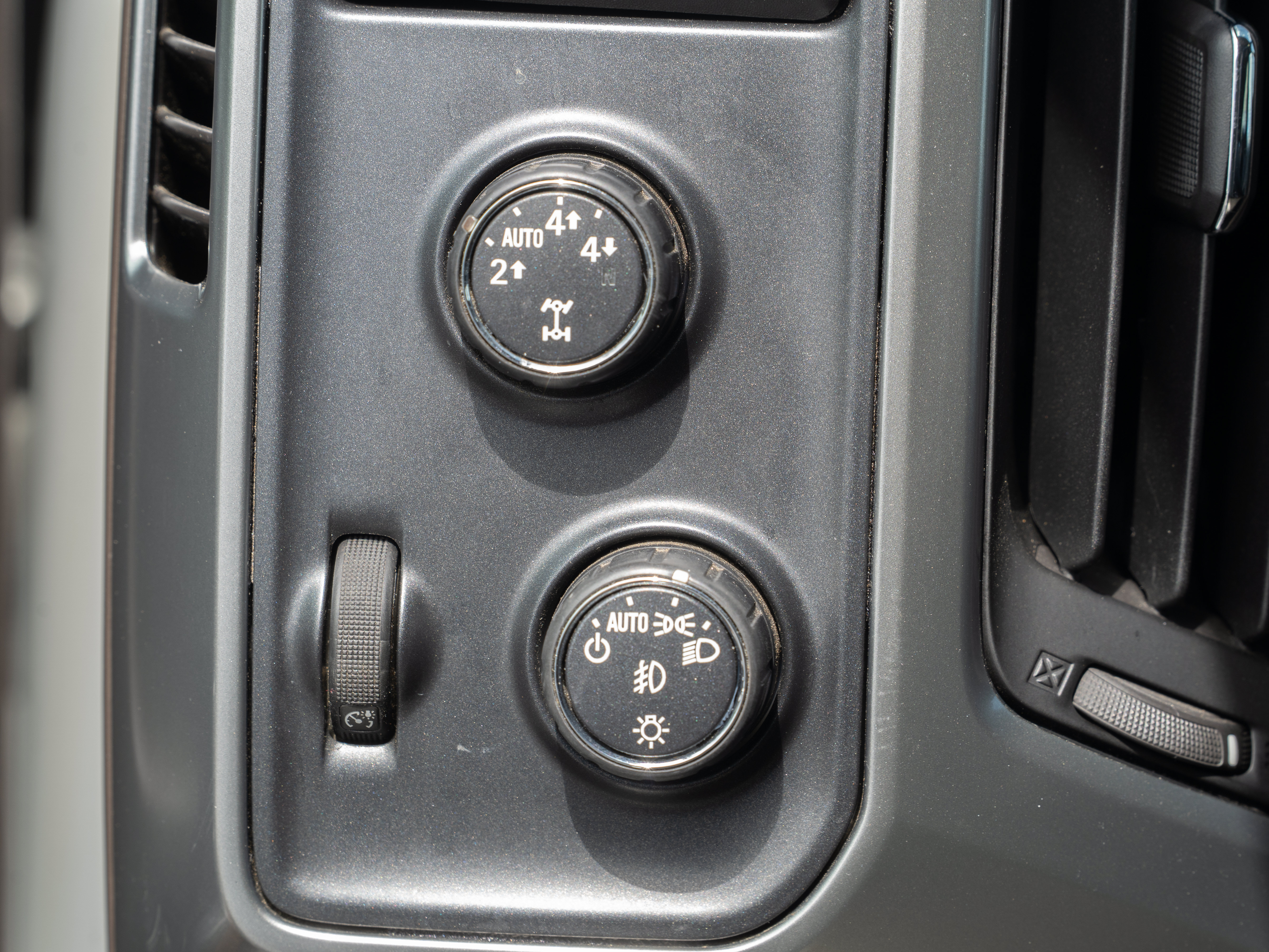 Used 2015 Chevrolet Silverado 1500 LTZ AWD/4WD image 11