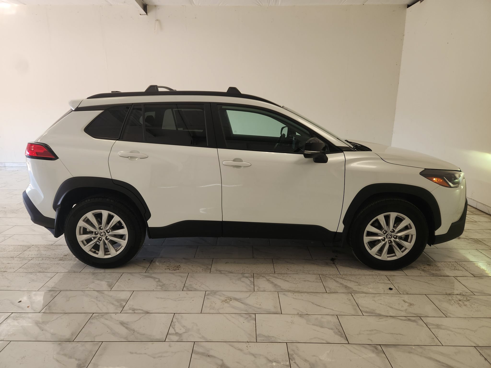 Used 2025 Toyota Corolla Cross LE FWD image 4