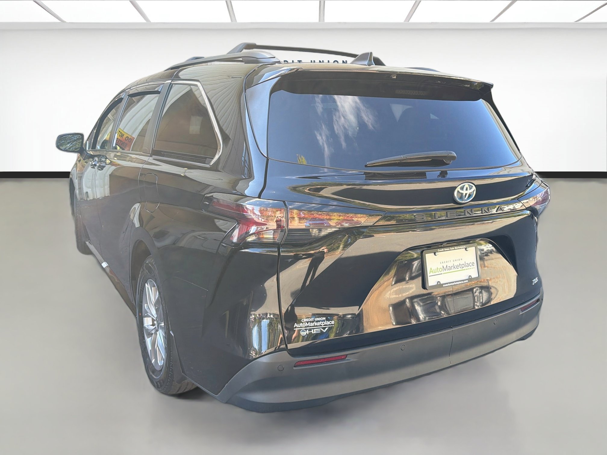 Used 2025 Toyota Sienna XLE FWD image 4