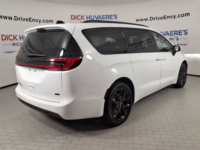 Used 2023 Chrysler Pacifica Touring-L w/ S Appearance Package AWD/4WD image 4