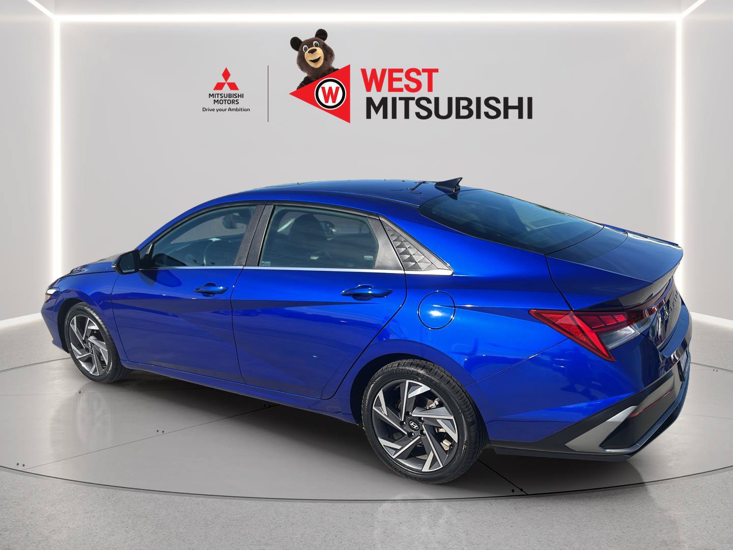Used 2025 Hyundai Elantra Limited FWD image 2