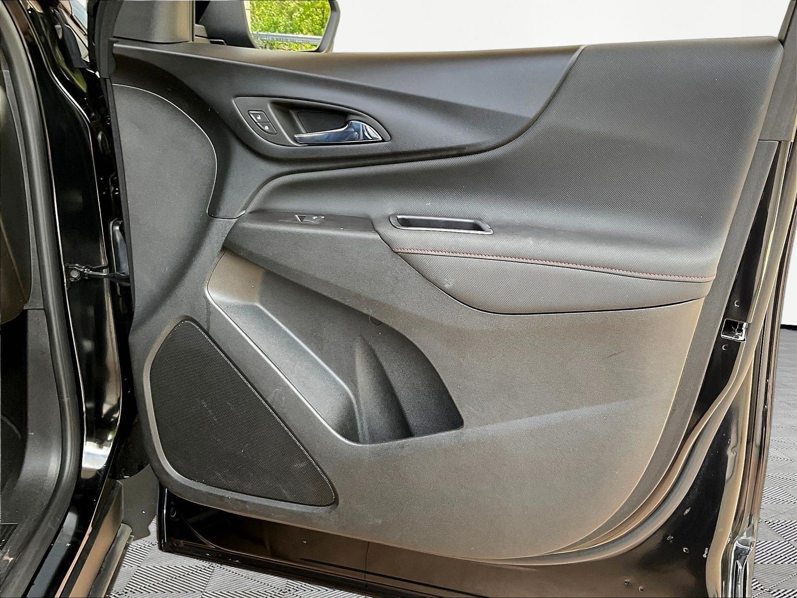 Used 2022 Chevrolet Equinox RS w/ Infotainment Package FWD image 28