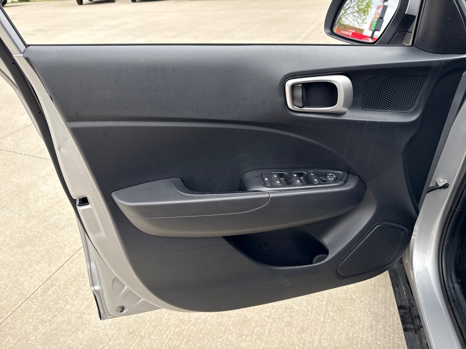 Used 2025 Hyundai Venue SEL FWD image 13