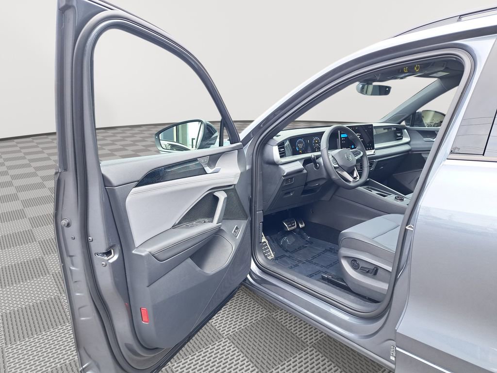New 2025 Volkswagen Tiguan SE R-Line AWD/4WD image 11