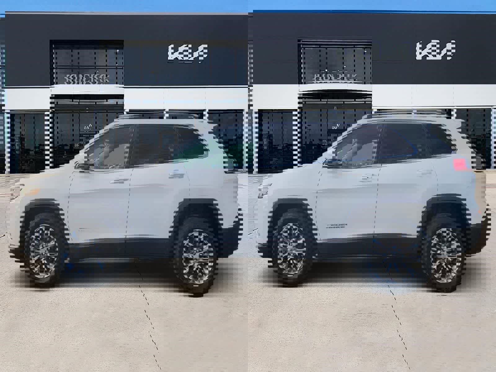 Used 2019 Jeep Cherokee Latitude Plus image 4