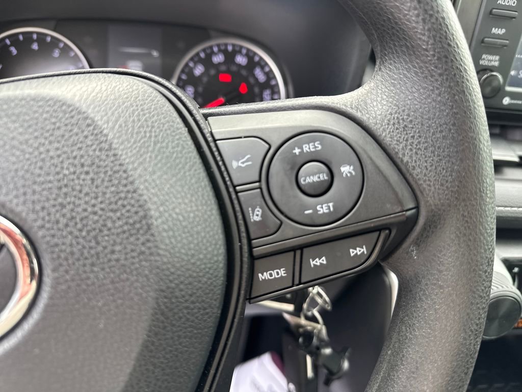 Used 2022 Toyota RAV4 LE image 17