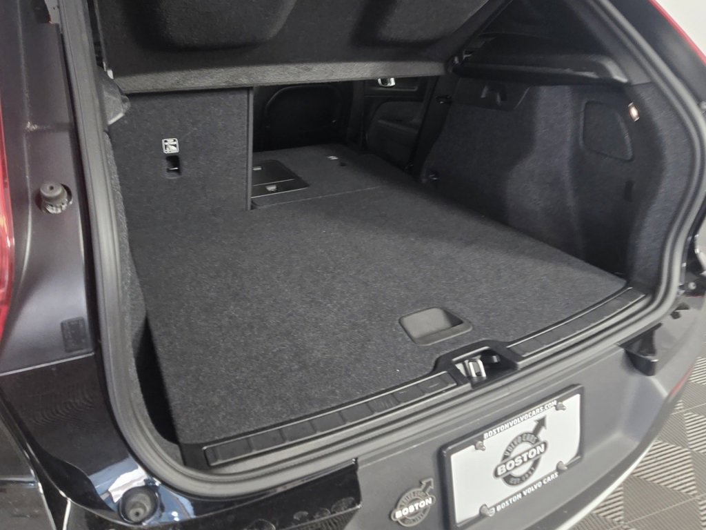 Certified 2025 Volvo XC40 B5 Core image 12