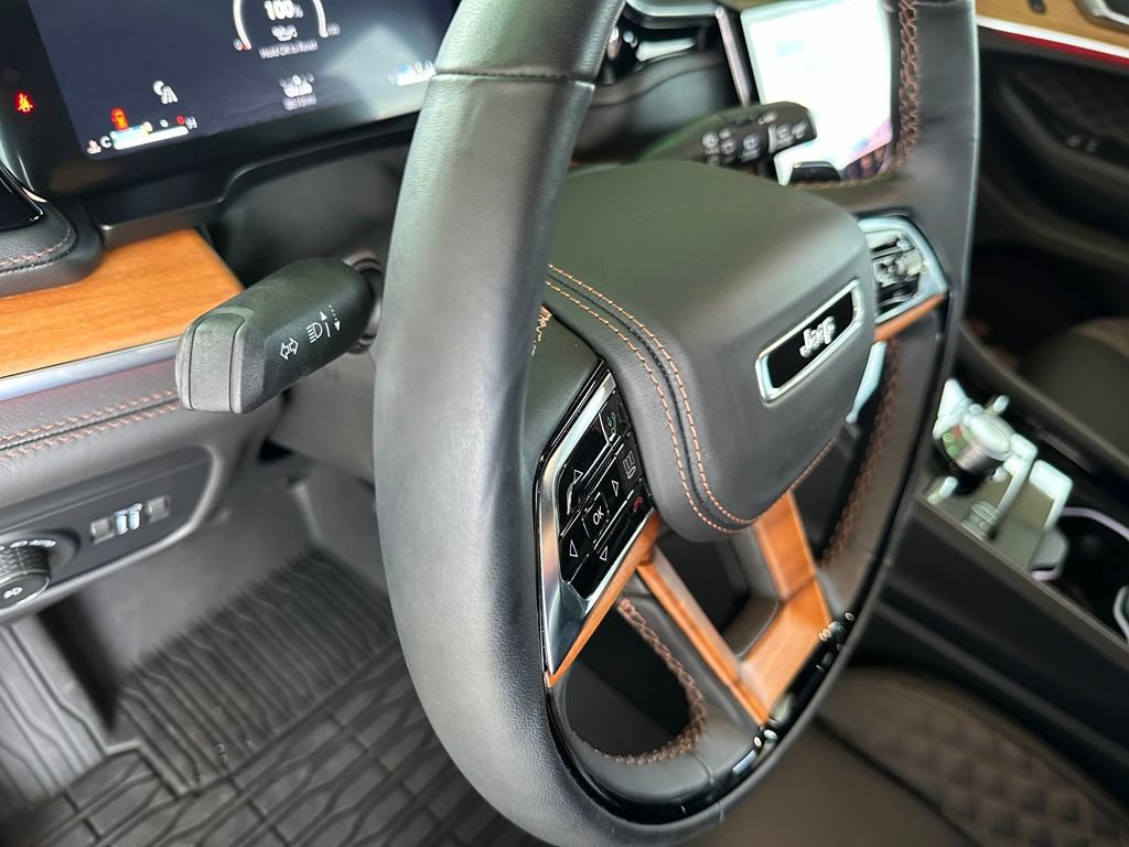 Used 2025 Jeep Grand Cherokee Summit AWD/4WD image 21