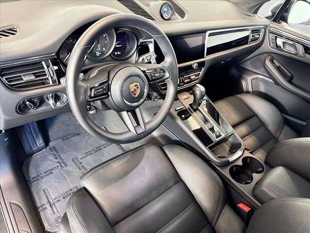 Certified 2026 Porsche Macan AWD/4WD image 4