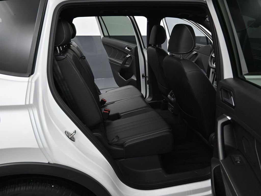 Used 2023 Volkswagen Tiguan SE R-Line image 33