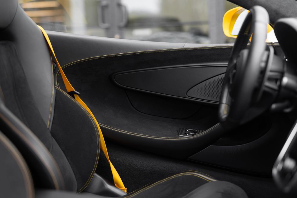 Used 2019 McLaren 570S Spider RWD image 17