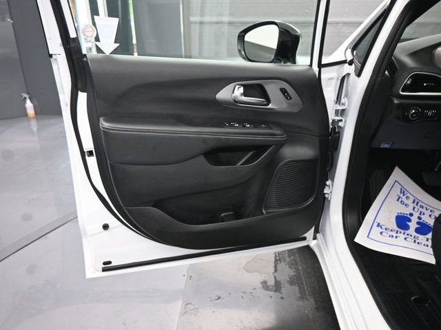 Used 2025 Chrysler Pacifica Select image 12