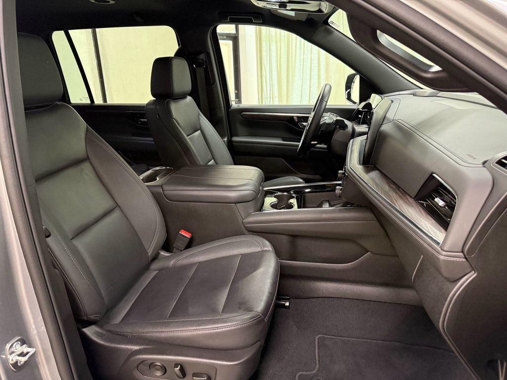 Used 2025 Chevrolet Suburban Z71 AWD/4WD image 26