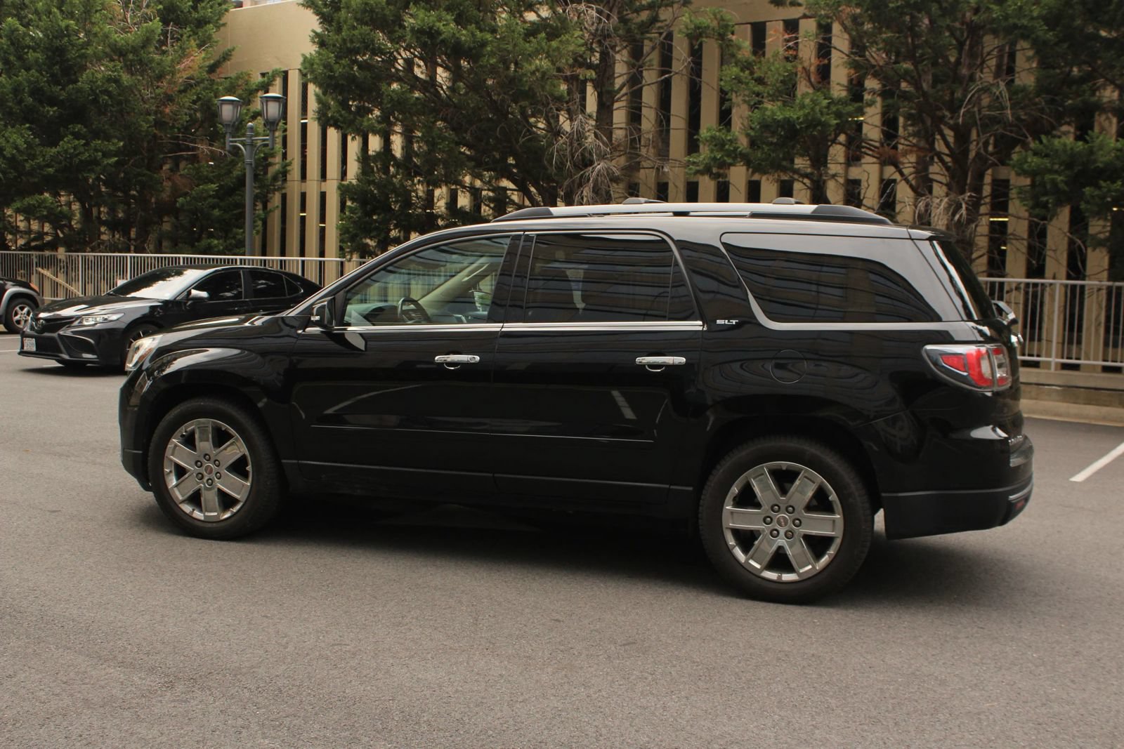 Used 2017 GMC Acadia Limited SLT AWD/4WD image 9