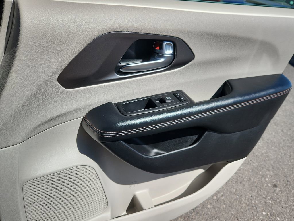 Used 2020 Chrysler Pacifica Touring-L FWD image 15