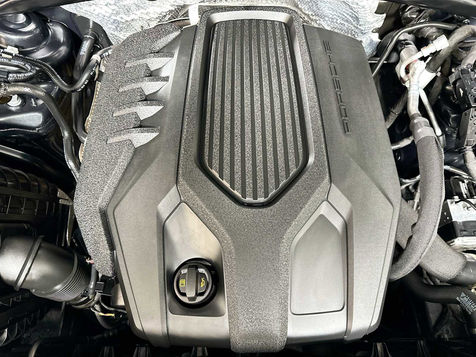 Certified 2025 Porsche Macan AWD/4WD image 30