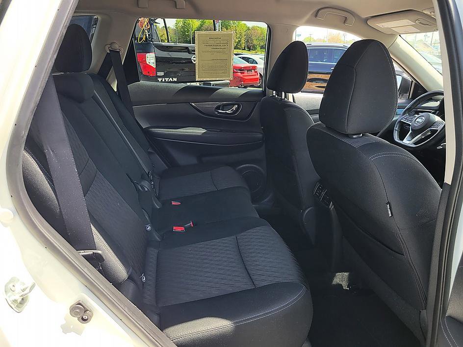 Used 2018 Nissan Rogue SV w/ Premium Package image 18