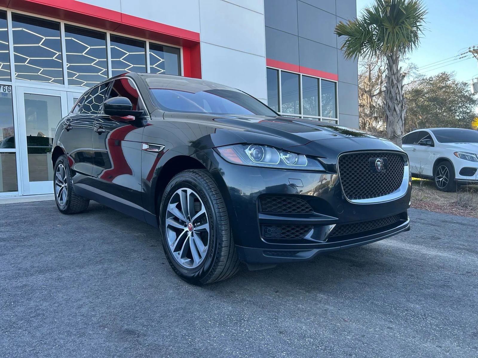 Used 2020 Jaguar F-PACE Premium image 3