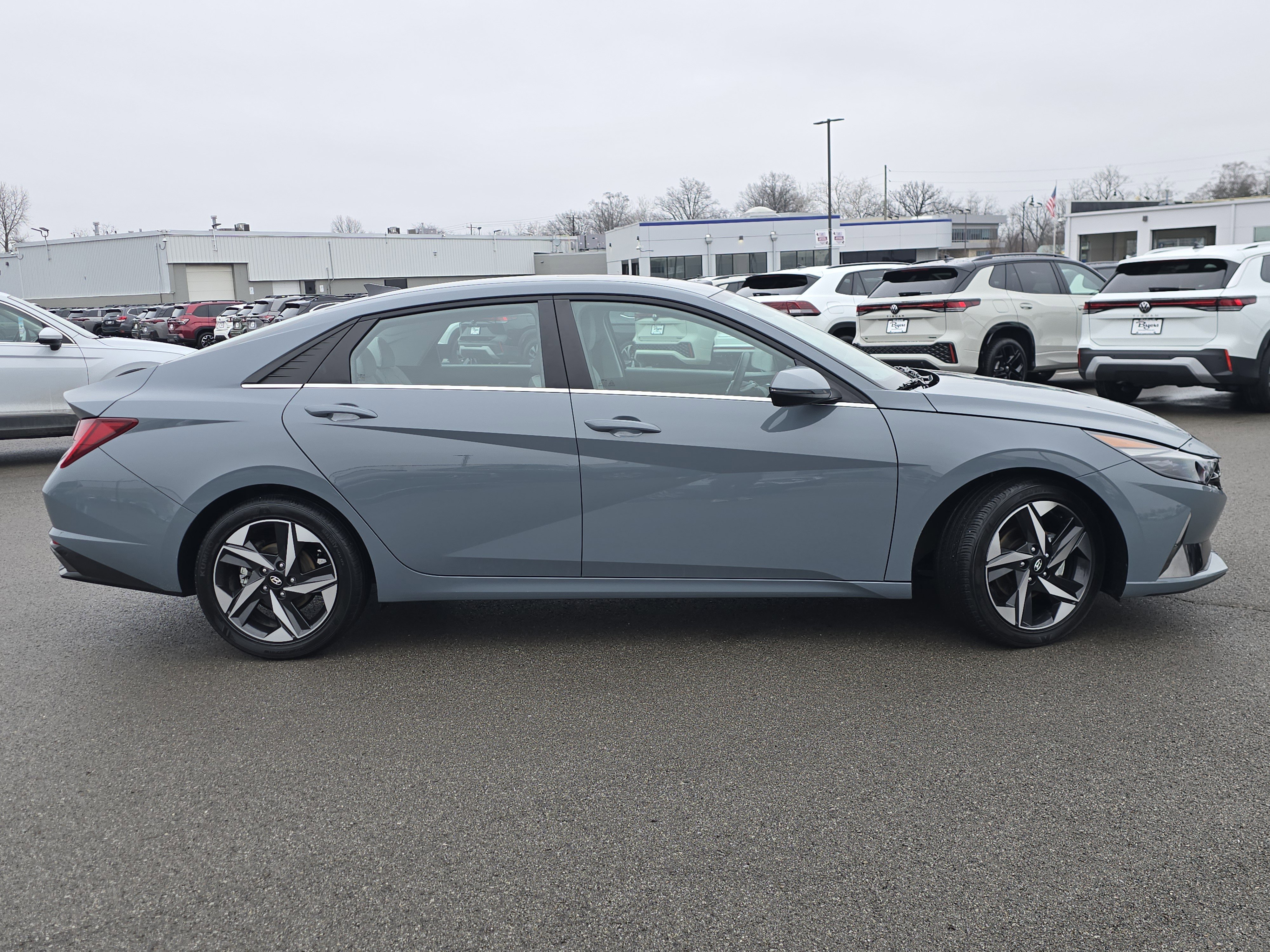 Used 2022 Hyundai Elantra Limited w/ Cargo Package image 8