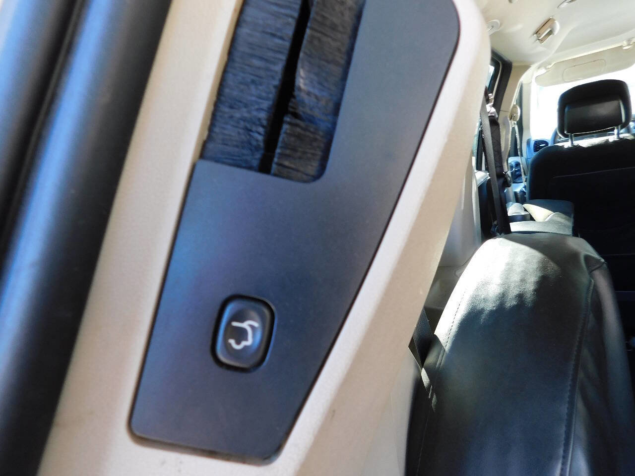 Used 2016 Dodge Grand Caravan SXT image 7